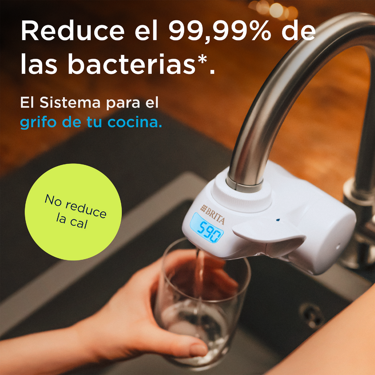 Un filtro de agua Brita en el grifo de la cocina llenando un vaso.