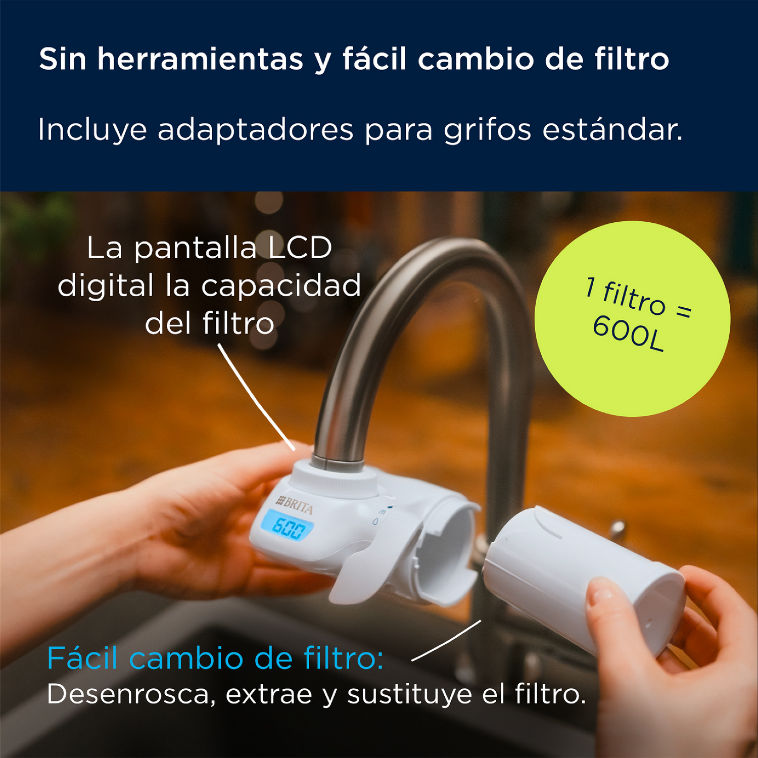 Manos sostienen un filtro de agua para grifo Brita blanco, mostrando cómo reemplazarlo.