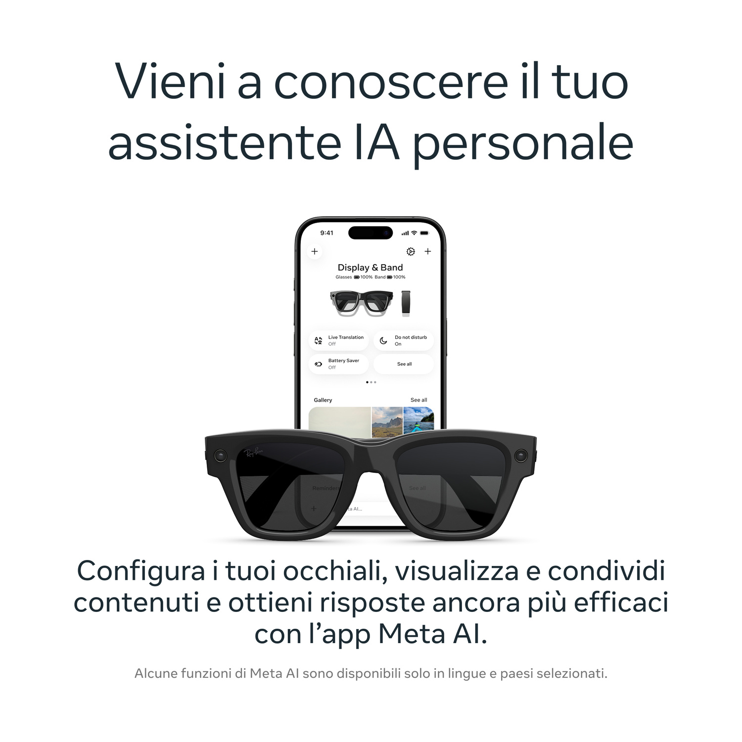 Occhiali smart neri davanti a uno smartphone con l'interfaccia Meta AI.