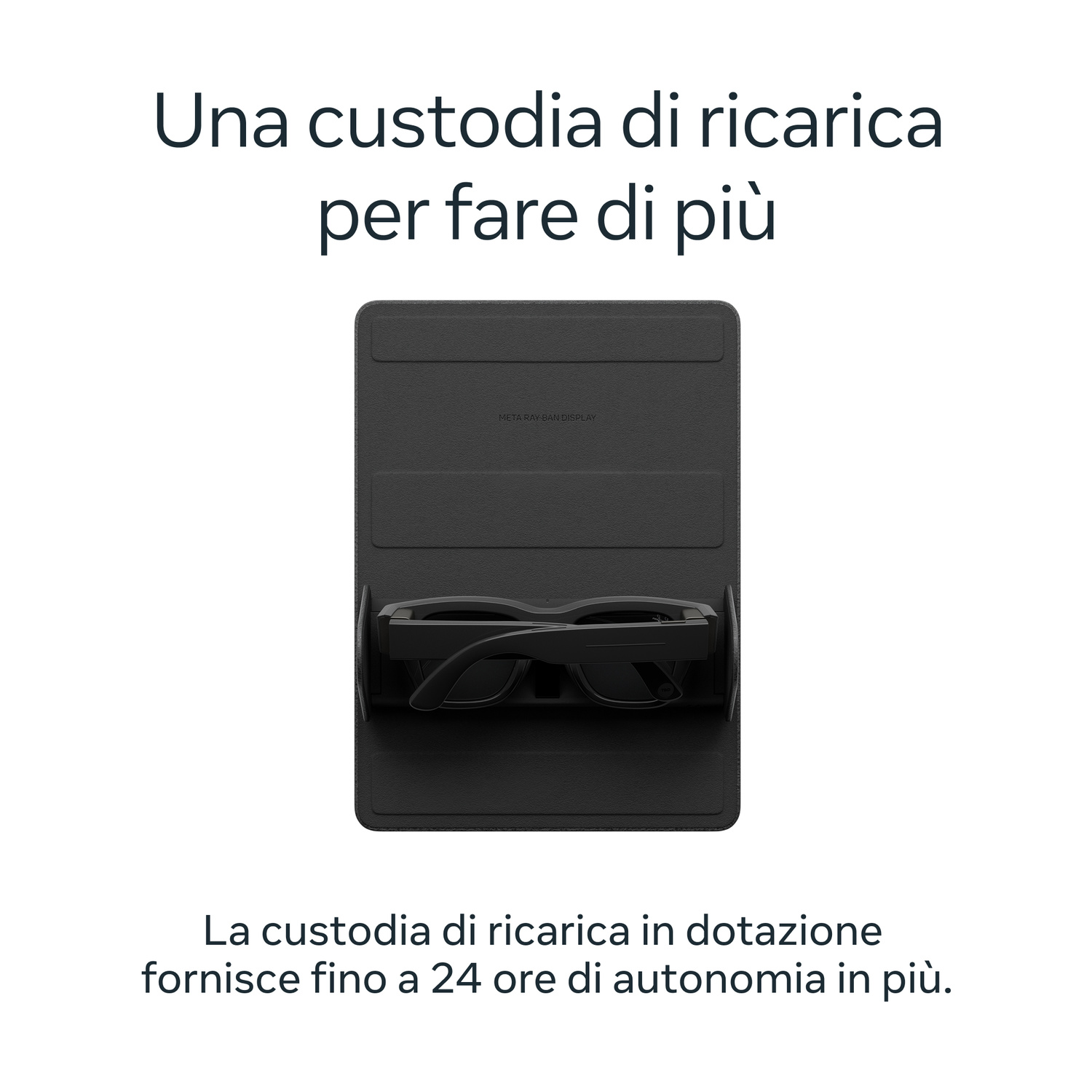 Una custodia di ricarica nera con occhiali su sfondo bianco, accompagnata da testo italiano sopra e sotto.