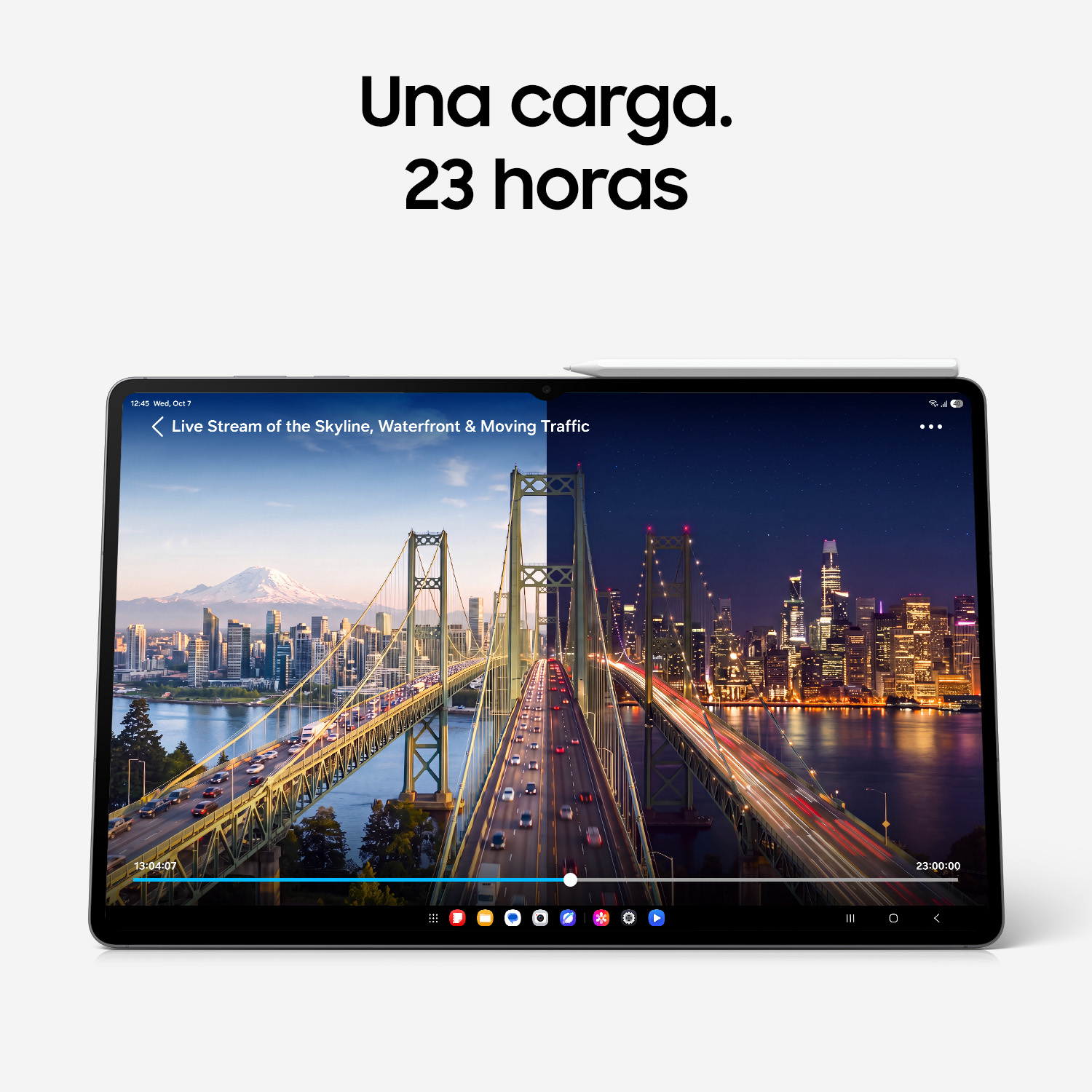 Una tableta muestra una transmisión en vivo de un puente, de día a la izquierda y de noche a la derecha.