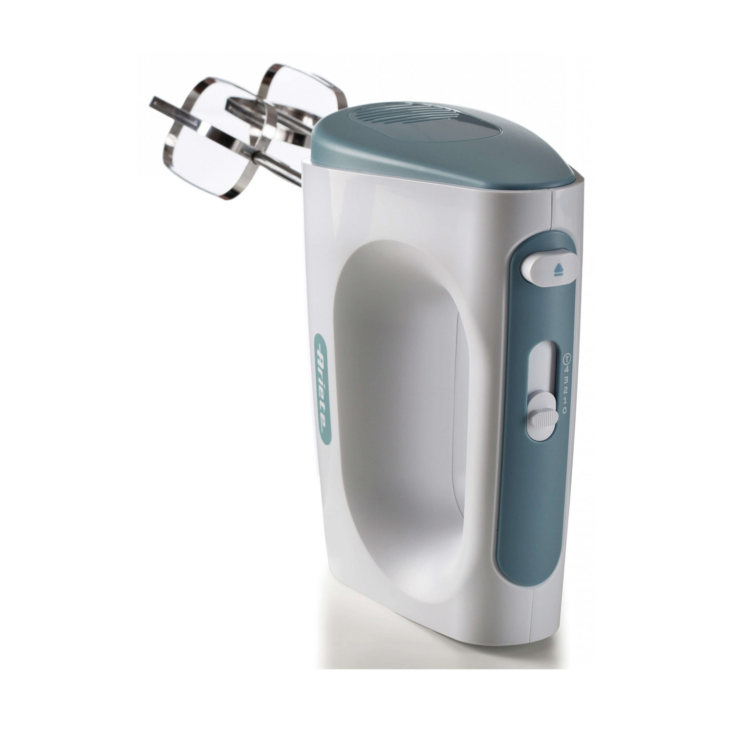 Un frullatore a mano bianco e verde acqua con due fruste in metallo su sfondo bianco.