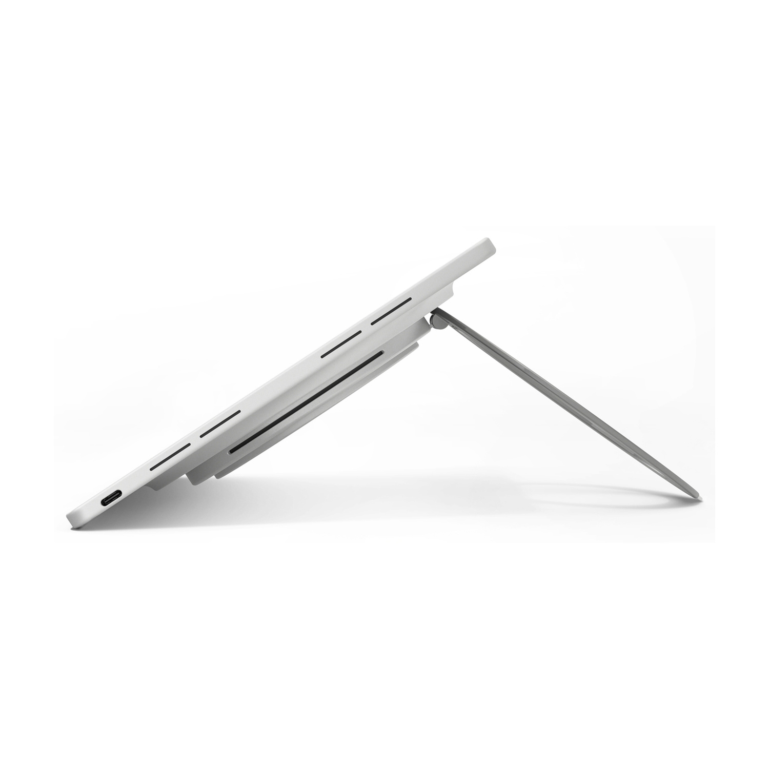 Un tablet bianco visto di lato, sostenuto in posizione inclinata da un supporto in metallo su sfondo bianco.