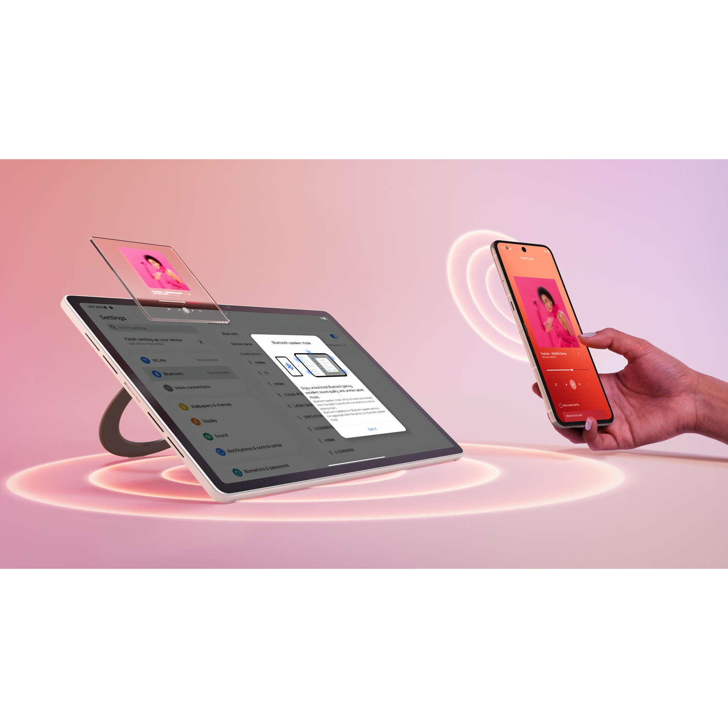 Un tablet e uno smartphone connessi via Bluetooth con un'app musicale su sfondo rosa.
