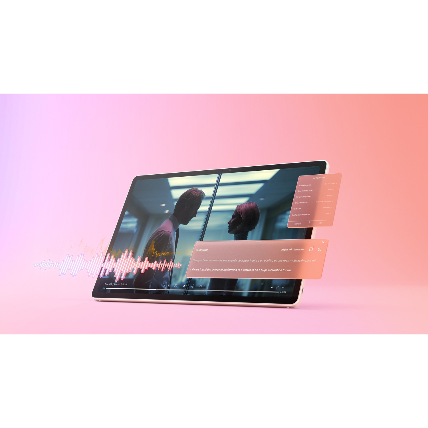 Un tablet su sfondo rosa mostra un video, trascrizioni IA e un'onda audio colorata.