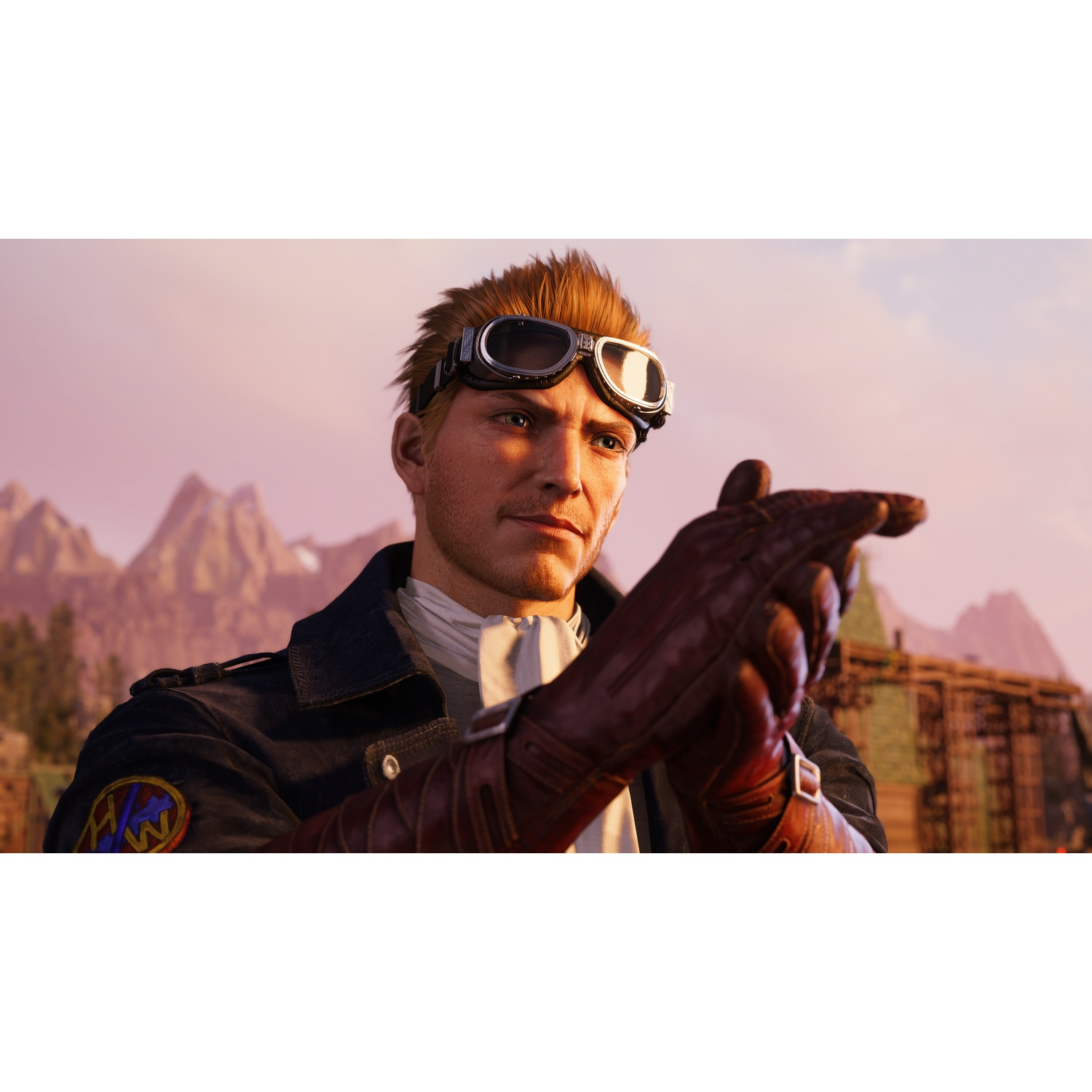 Un homme blond avec des lunettes, une veste sombre et des gants en cuir regarde pensivement devant des montagnes.