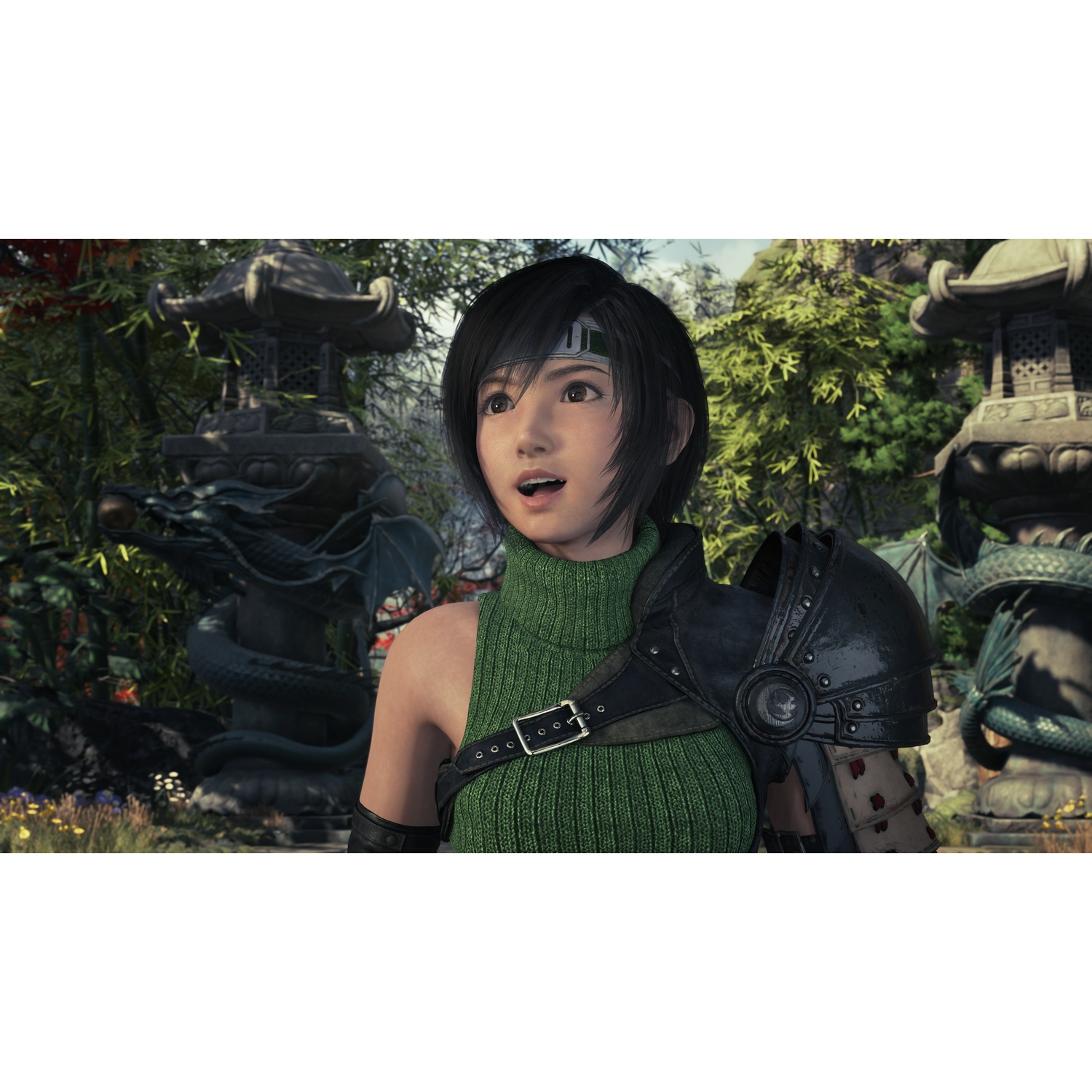 Yuffie Kisaragi dans un pull vert et une armure d'épaule noire se tient devant des statues.