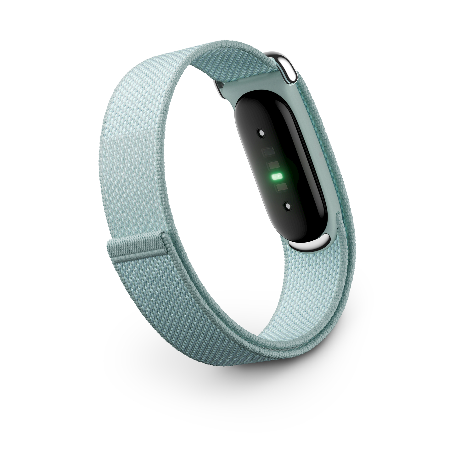 Un fitness tracker turchese con cinturino in tessuto e sensore verde su sfondo bianco.