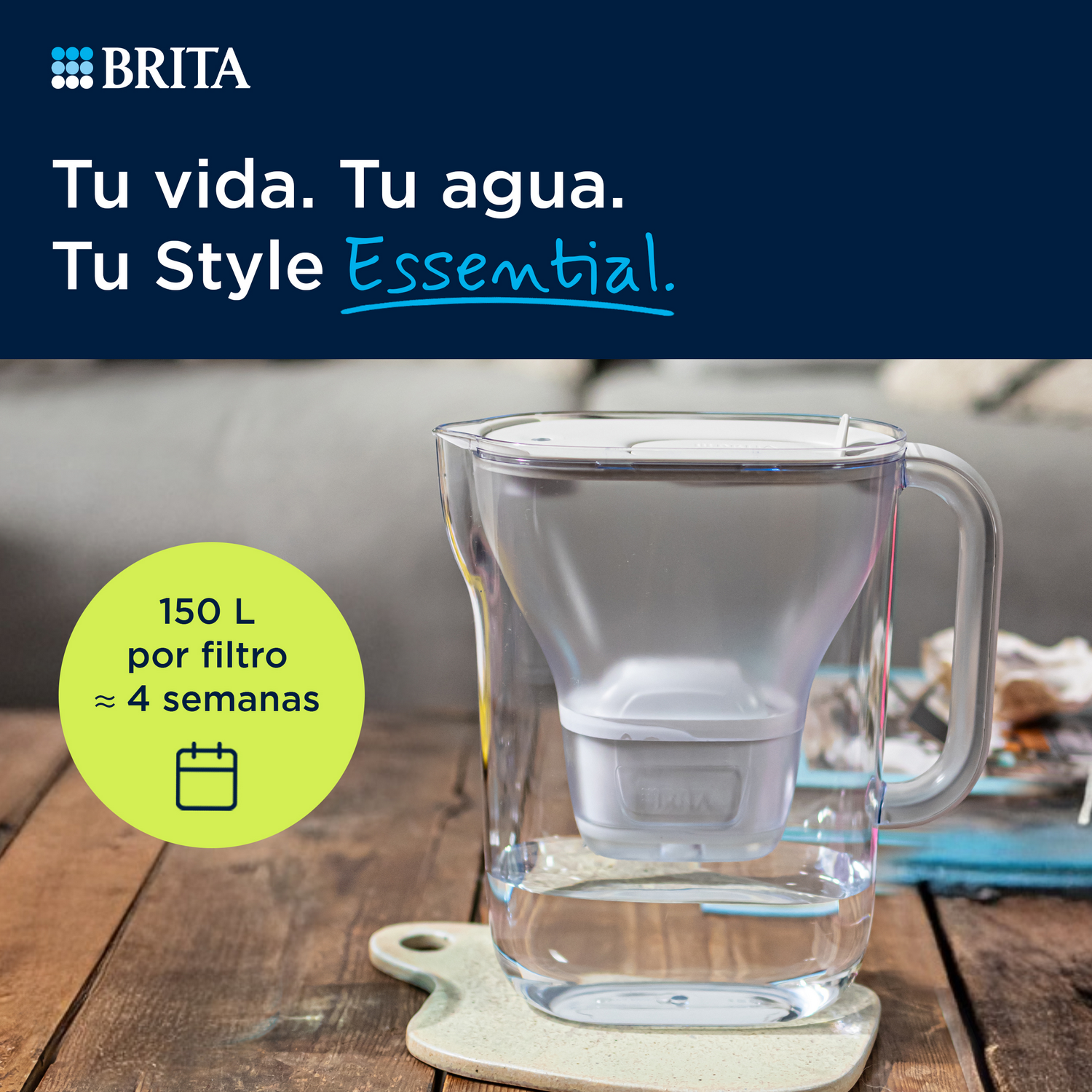 Jarra filtradora de agua Brita sobre una mesa de madera con un círculo verde.