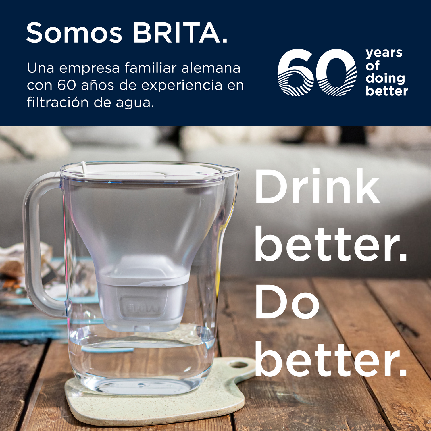 Una jarra filtradora de agua BRITA transparente sobre una mesa de madera con texto.