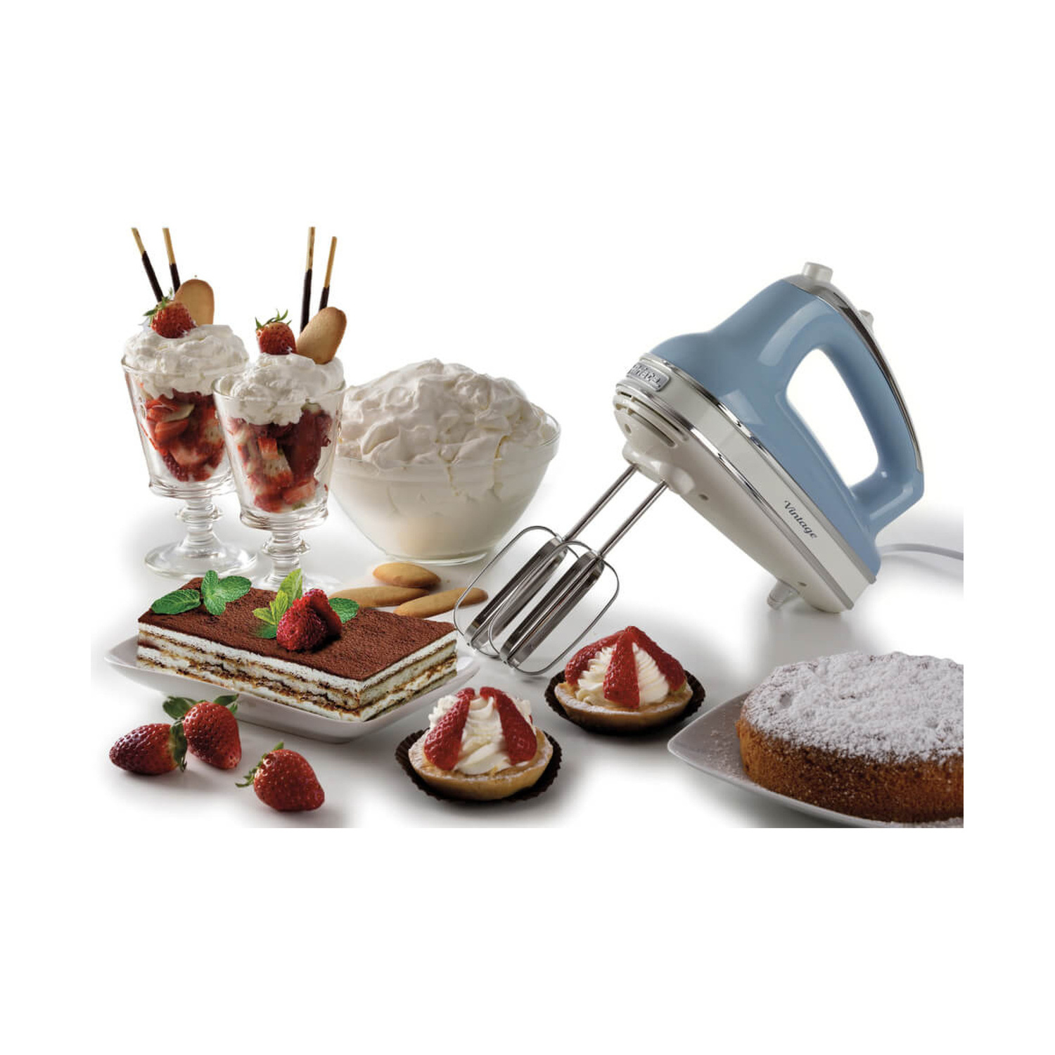 Un sbattitore elettrico azzurro accanto a dolci tra cui tiramisù, parfait, crostatine, torta e fragole.