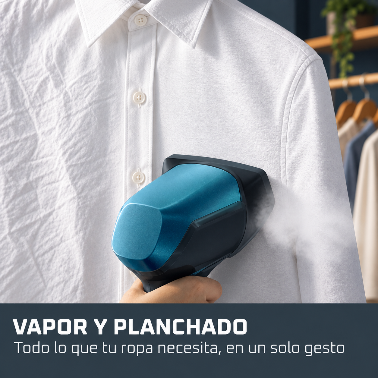 Plancha de vapor de mano alisa una camisa blanca con vapor.