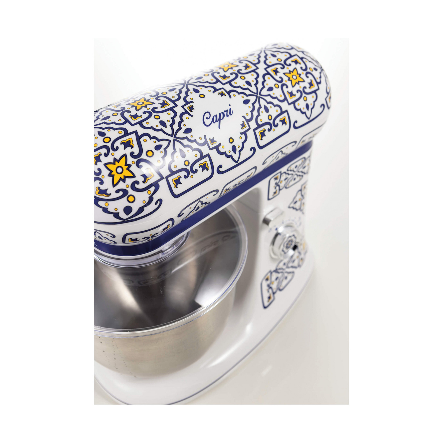 Un'impastatrice bianca con motivo Capri blu e giallo, ciotola in acciaio inox e manopola su sfondo bianco.