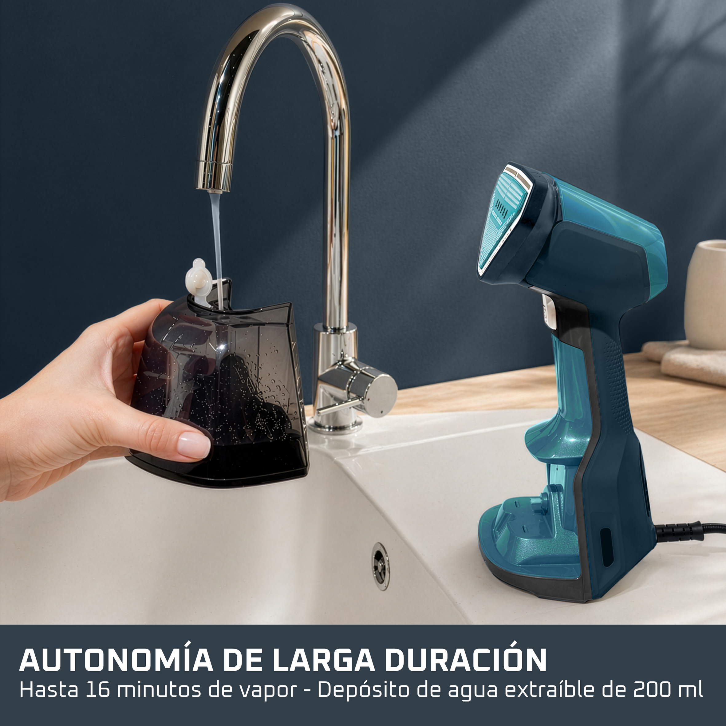 Mano llenando el depósito de agua extraíble de un cepillo de vapor azul en el grifo.