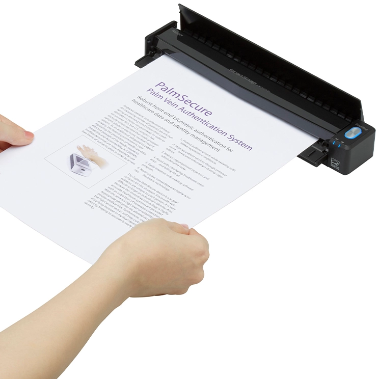 Egy dokumentumot helyeznek be egy fekete Fujitsu ScanSnap dokumentum szkennerbe.