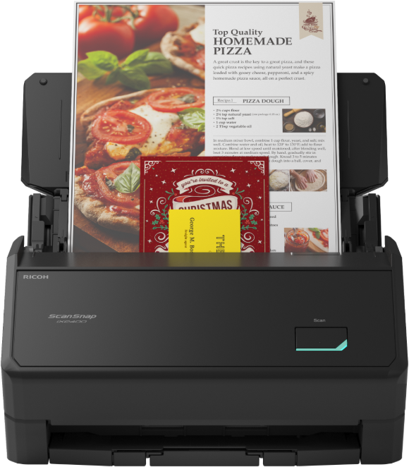 Egy fekete Ricoh ScanSnap szkenner kötegelt dokumentumokat, köztük egy pizzarecept oldalt szkennel.