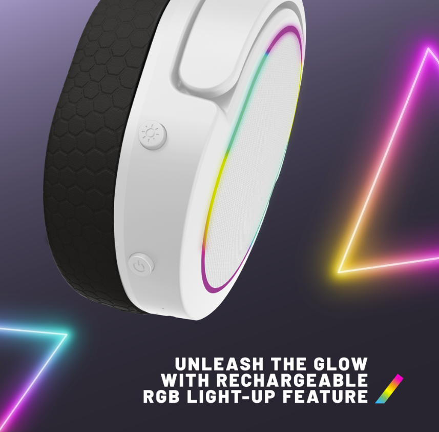 Weißer Kopfhörer mit RGB-Beleuchtung auf dunklem Hintergrund mit bunten Leuchtdreiecken.