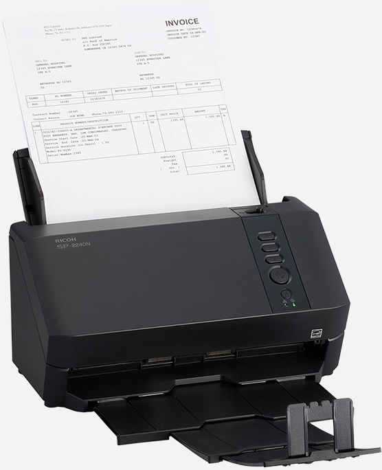 Egy fekete Ricoh SP-2240N dokumentumszkenner betöltött számladokumentummal.