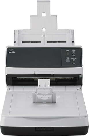 Egy fehér és fekete Ricoh fi-8250 dokumentumszkener nyitott tálcával sötét háttér előtt.
