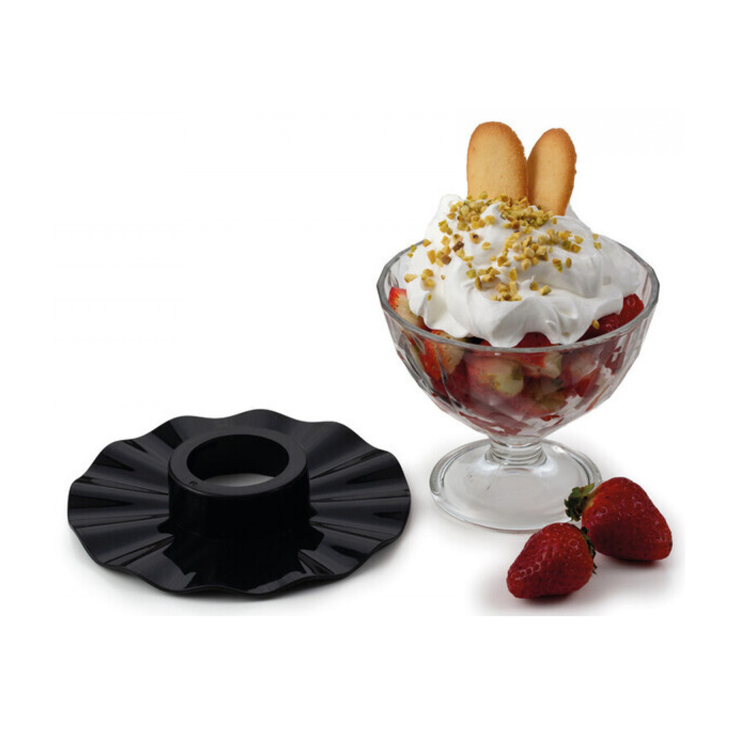 Coppa di gelato con panna, fragole e biscotti accanto a un sottobicchiere nero.