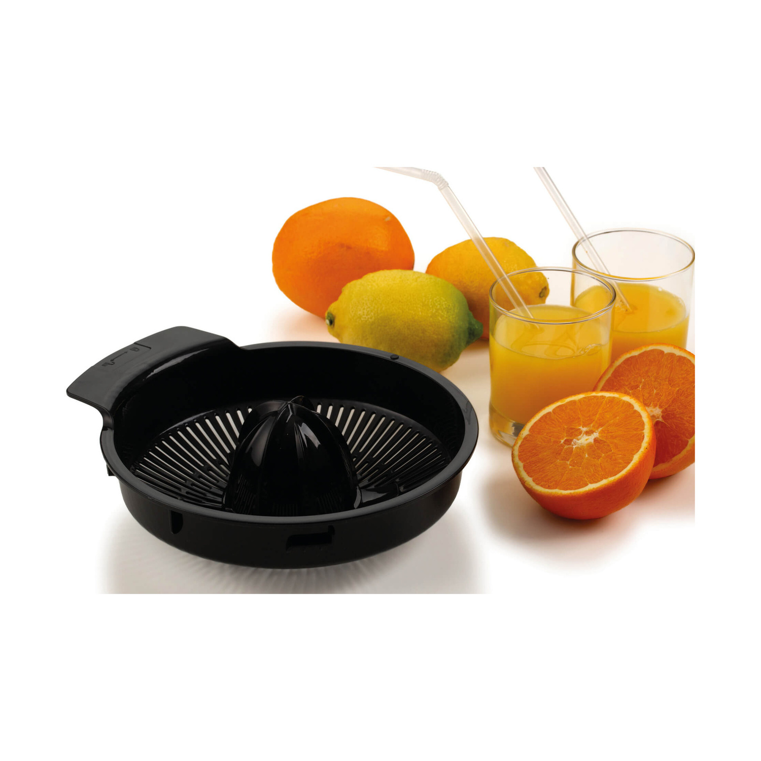Uno spremiagrumi nero, arance e limoni interi e a metà, e due bicchieri di succo con cannucce.