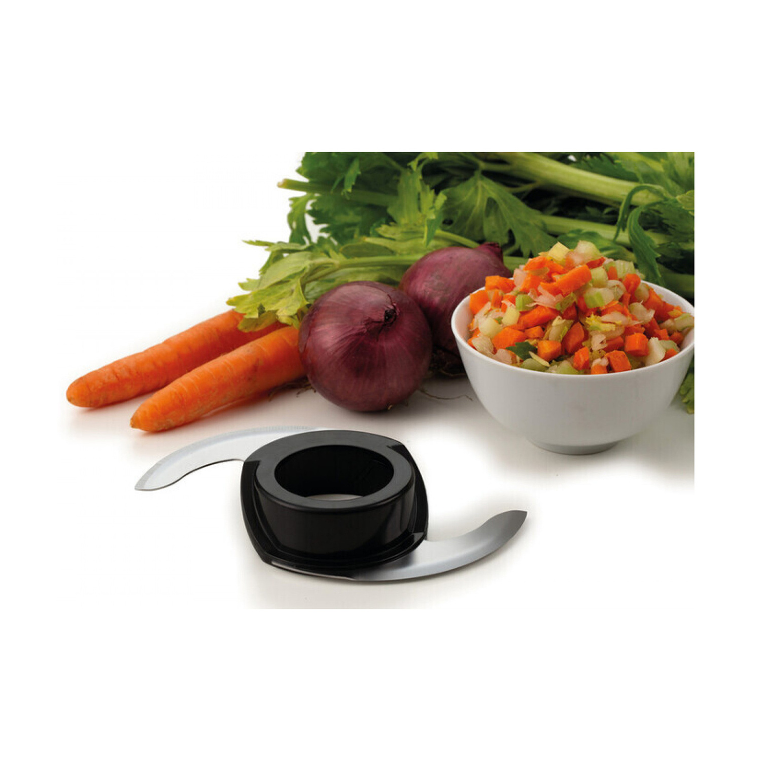 Lama per robot da cucina con carote, cipolle rosse, sedano e una ciotola di verdure tritate.