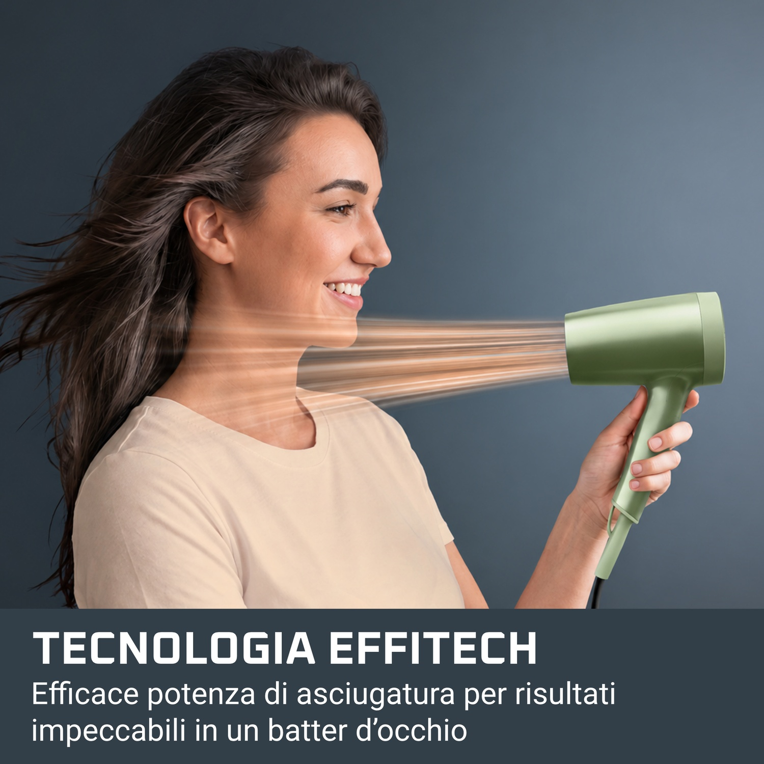 Una donna sorridente tiene un asciugacapelli verde mentre l'aria calda soffia i suoi capelli.