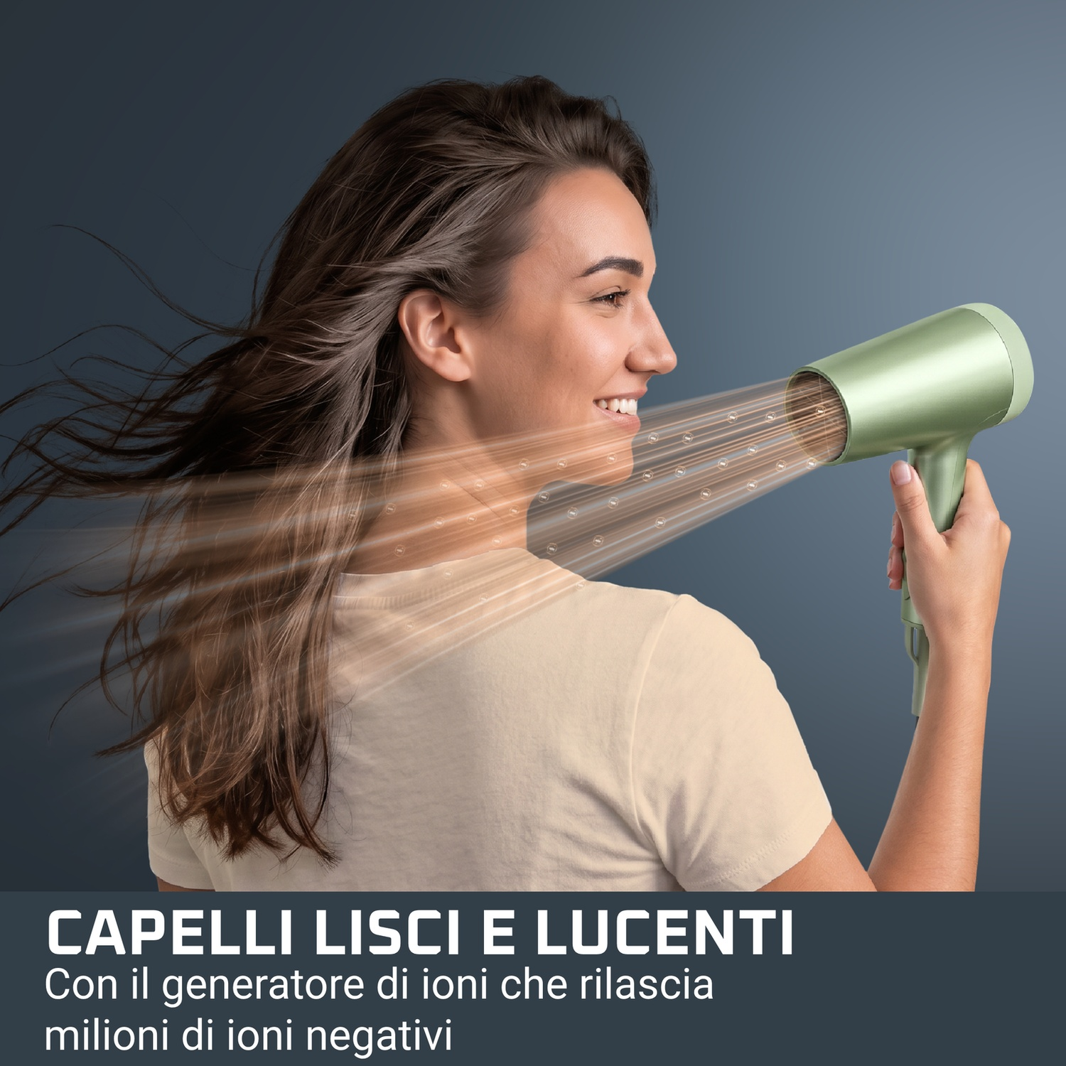 Una donna asciuga i suoi lunghi capelli con un asciugacapelli verde menta su sfondo grigio.