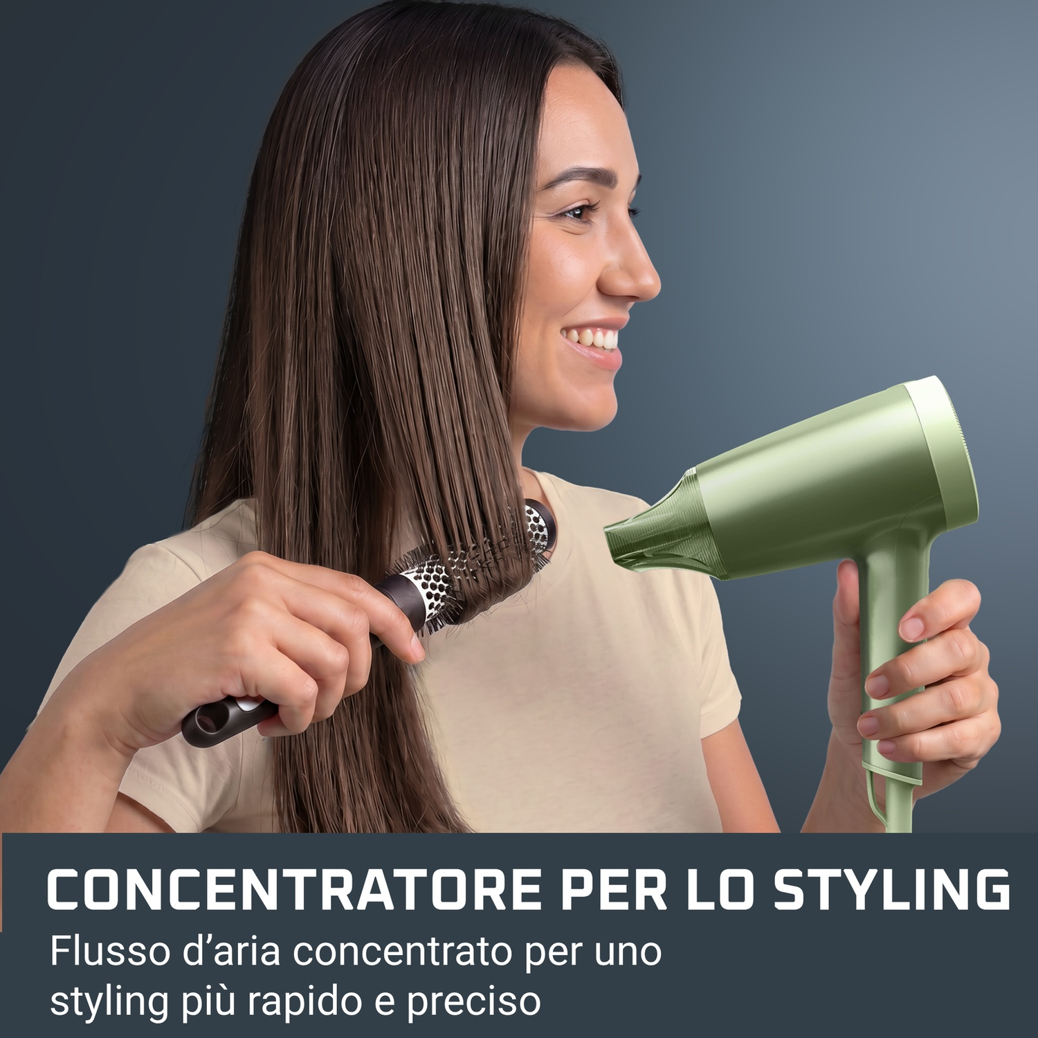 Una donna sorridente spazzola i capelli castani tenendo un phon verde chiaro.