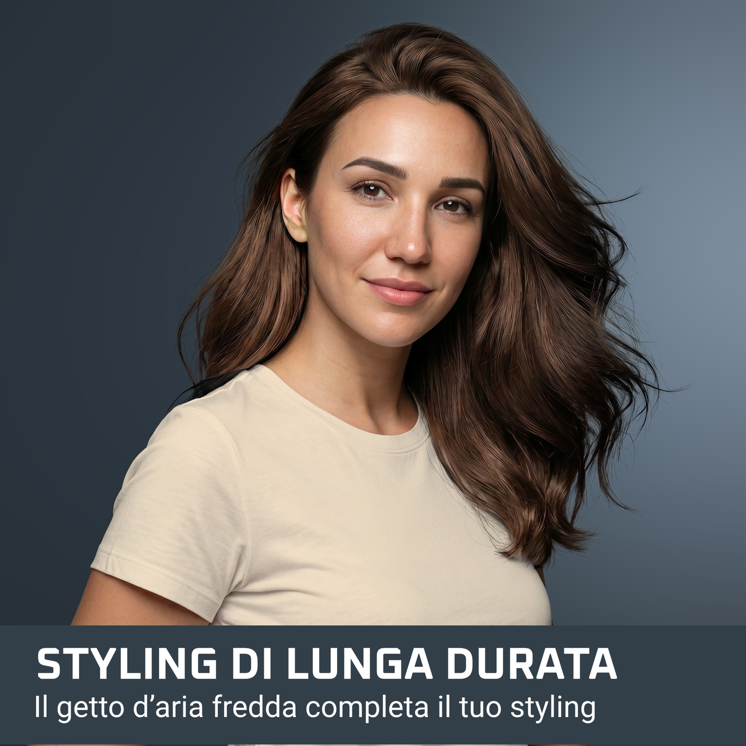 Una donna con lunghi capelli castani e maglietta chiara su sfondo grigio.