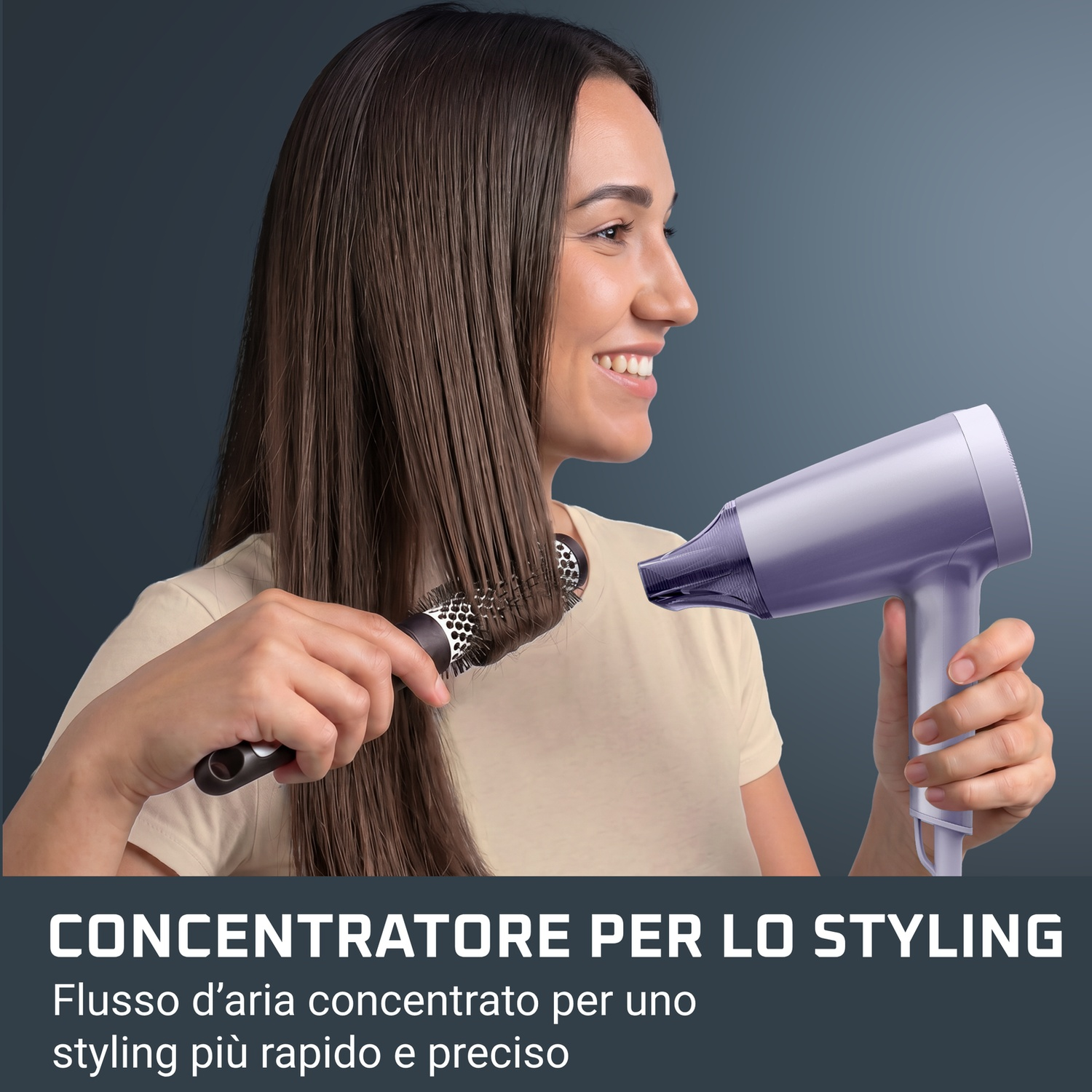 Una donna tiene in mano un phon viola e una spazzola tonda per acconciare i suoi capelli castani.