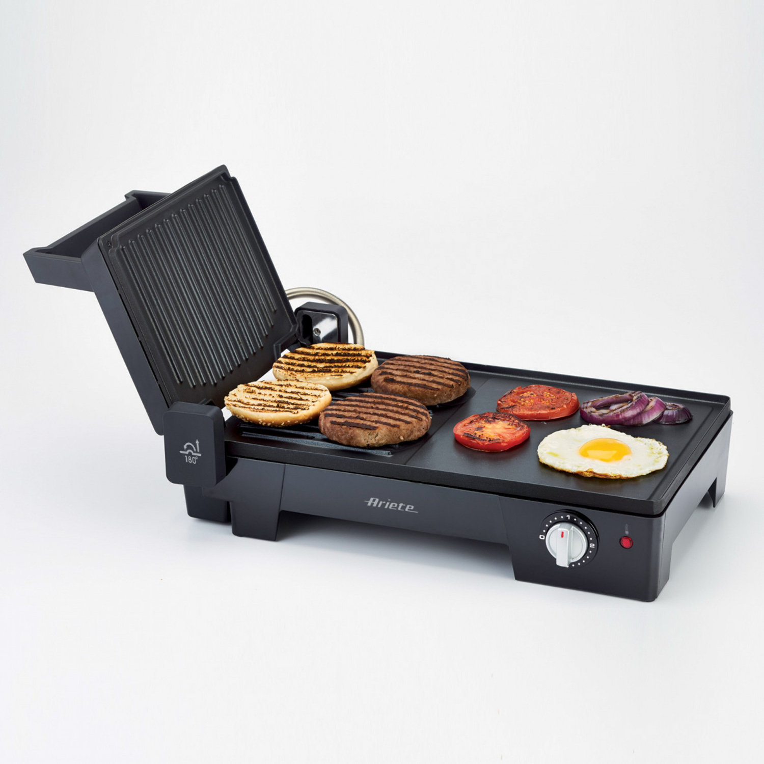 Una griglia elettrica nera aperta con hamburger, panini, pomodori, cipolle e un uovo.