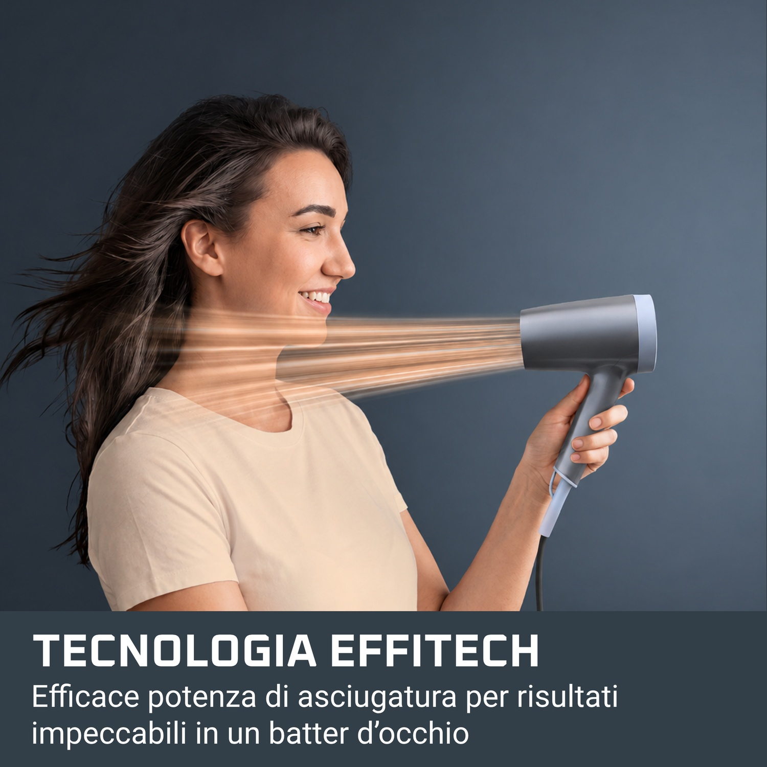 Una donna sorridente si asciuga i capelli con un phon grigio, con del testo in basso.