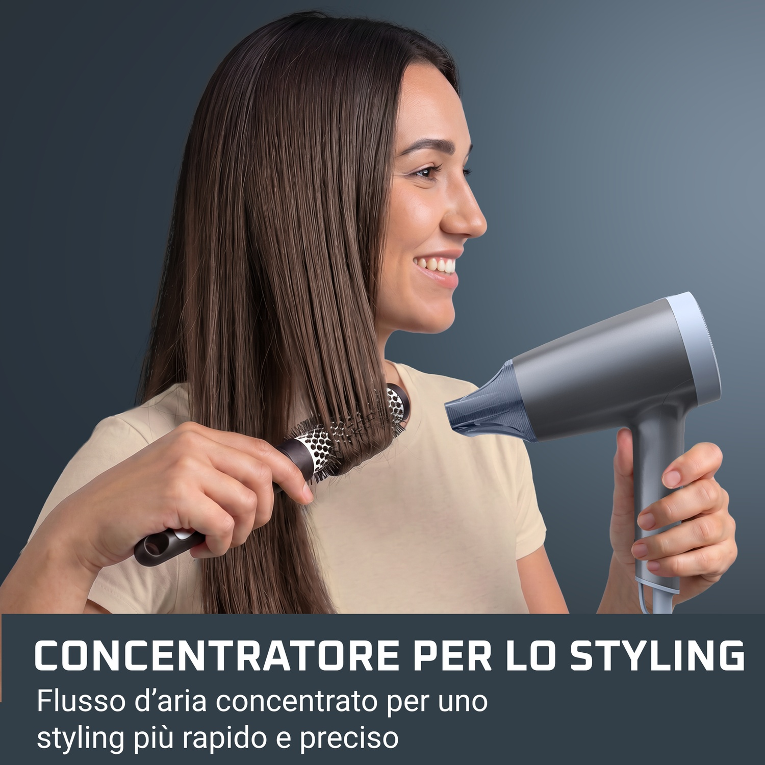 Una donna sorridente asciuga e spazzola i lunghi capelli lisci. Testo in basso.