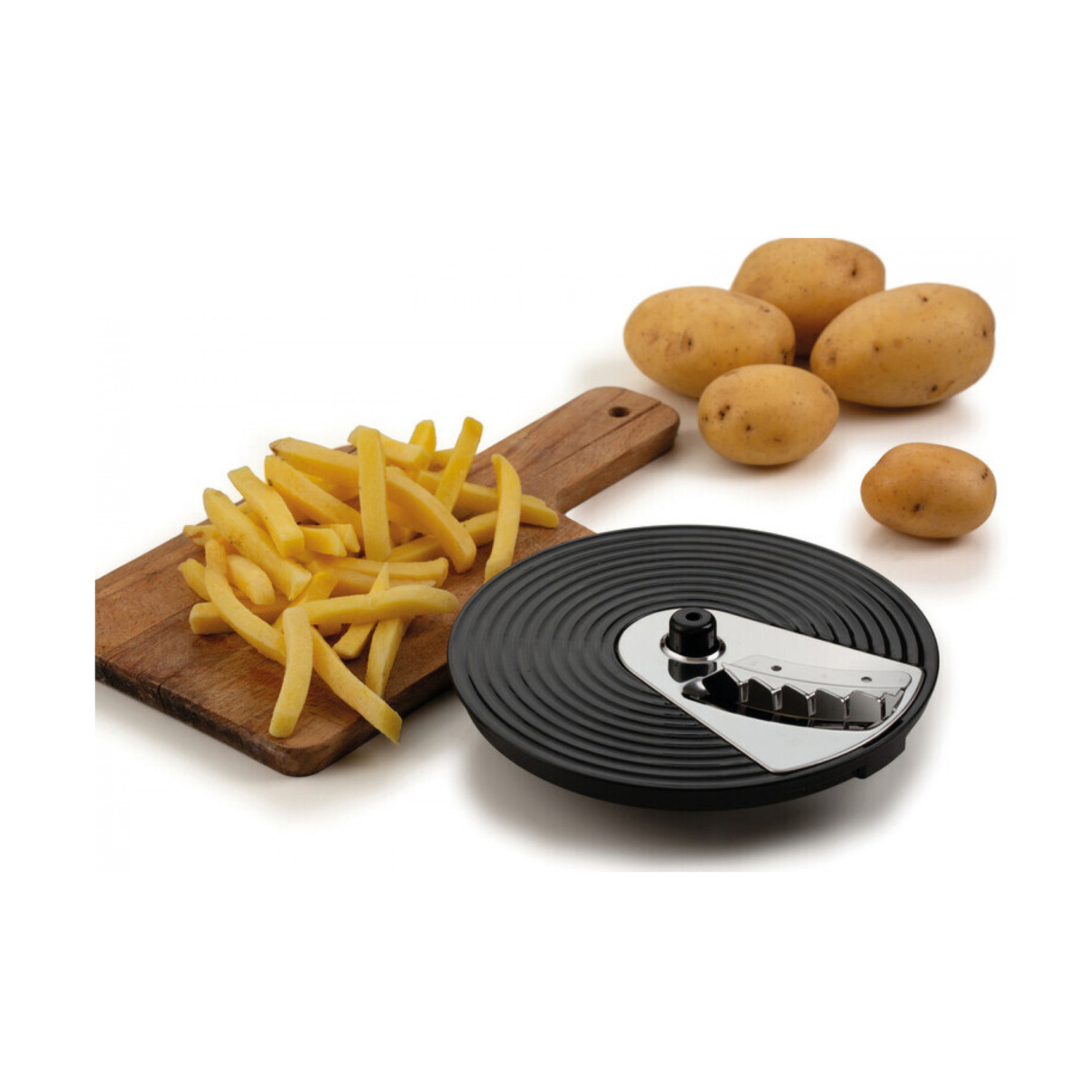 Patate fresche, tagliere con patatine fritte e grattugia nera su sfondo bianco.