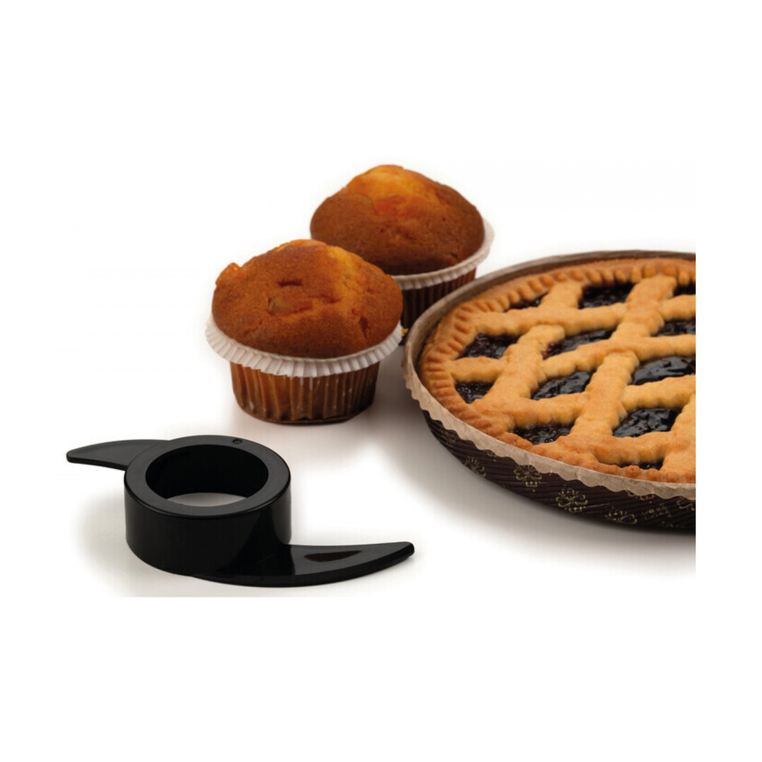 Una lama di plastica nera, due muffin e una crostata di frutta su sfondo bianco.