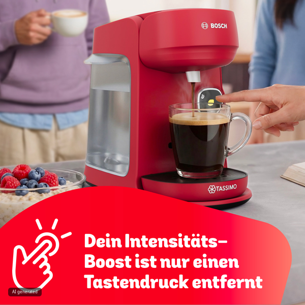 Rote Tassimo Kaffeemaschine auf Tisch füllt Glas mit Kaffee, mit Text-Overlay unten.