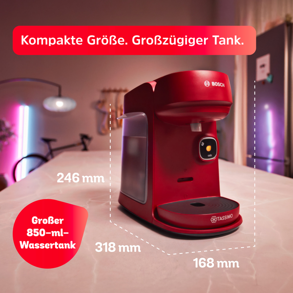 Rote Bosch Tassimo Kaffeemaschine mit Maßangaben auf einer Küchenarbeitsplatte.