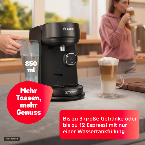 Eine schwarze Bosch Tassimo Kaffeemaschine mit Wassertank auf einer Theke, mit Textoverlays und einer Kaffee trinkenden Frau.