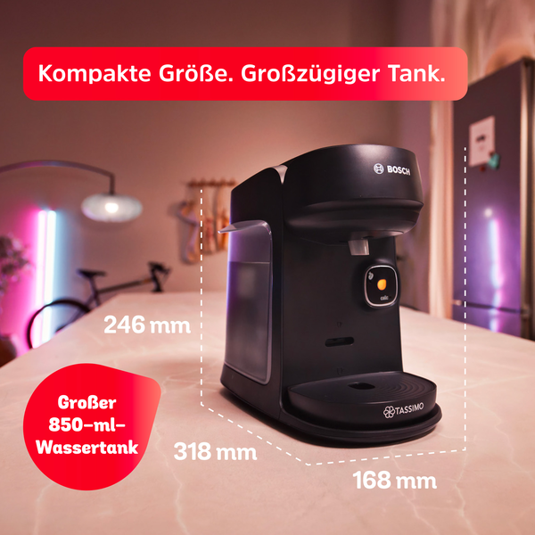 Schwarze Bosch Tassimo Kaffeemaschine auf heller Arbeitsfläche mit Maßangaben.