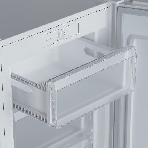 Un tiroir de congélateur blanc ouvert avec une façade transparente dans un réfrigérateur.