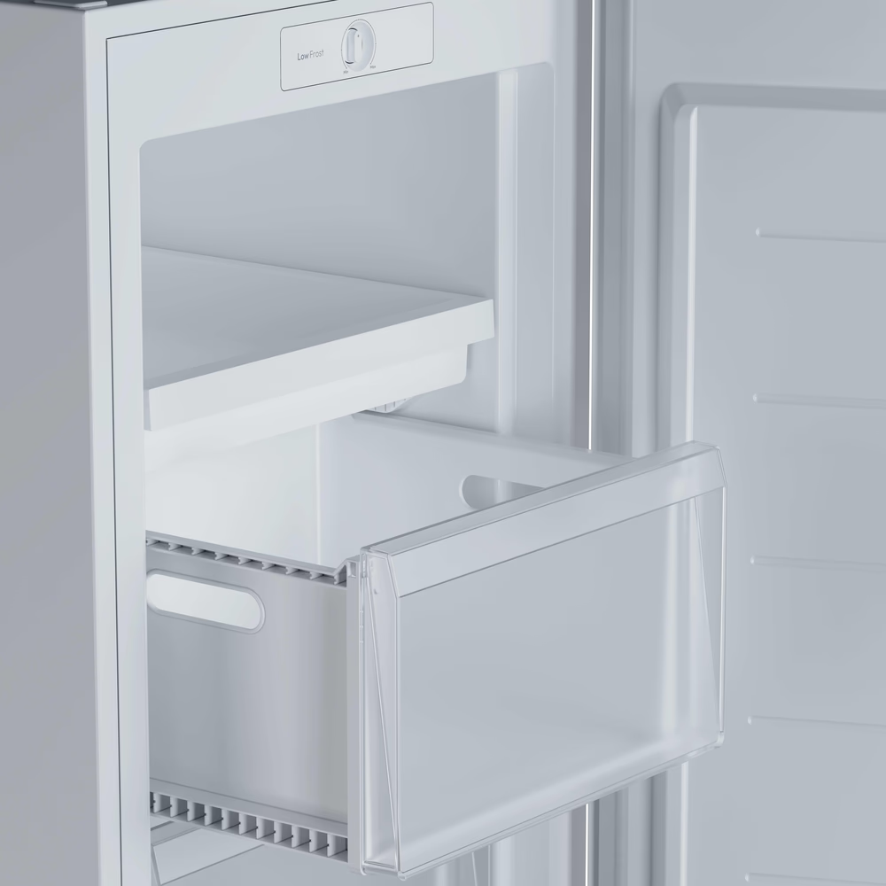 Compartiment congélateur ouvert dans un réfrigérateur blanc avec un tiroir transparent.