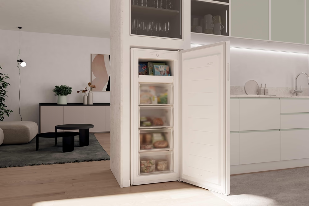 Un réfrigérateur encastrable blanc ouvert avec des compartiments en verre dans une cuisine moderne au sol en bois clair.