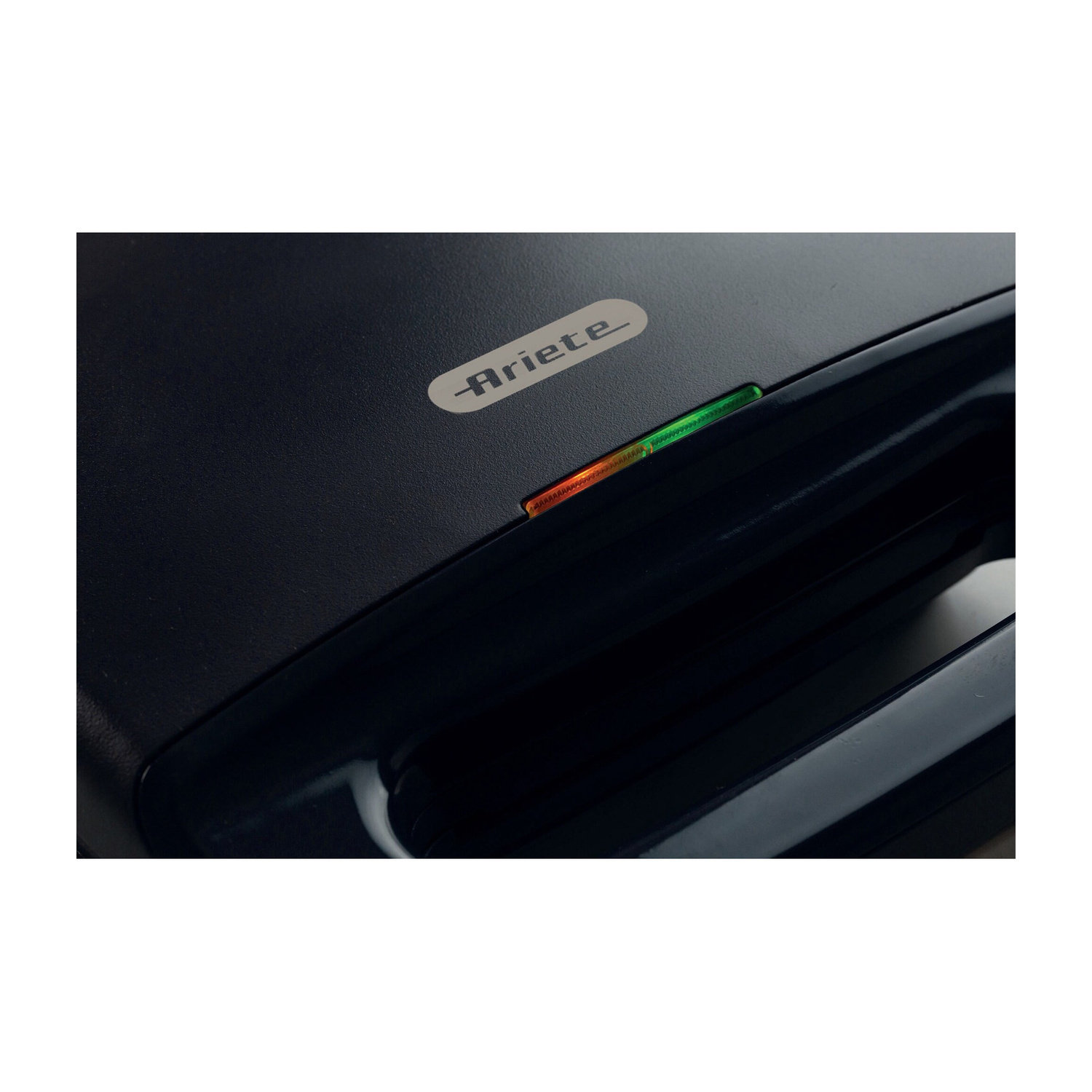 Primo piano di una piastra per panini nera Ariete con spie luminose arancioni e verdi accese.