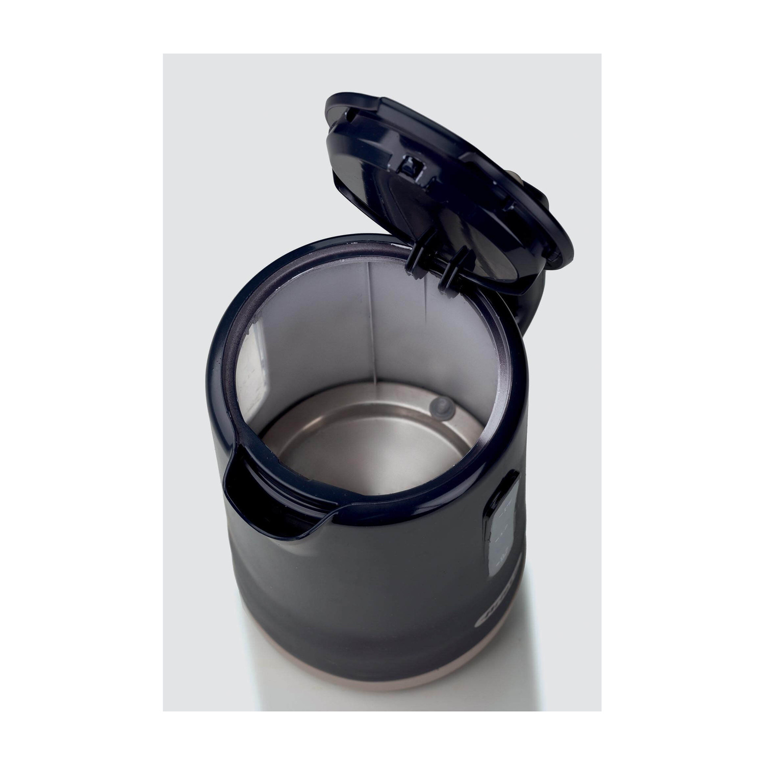 Un bollitore elettrico blu con il coperchio aperto è posizionato su una superficie chiara.