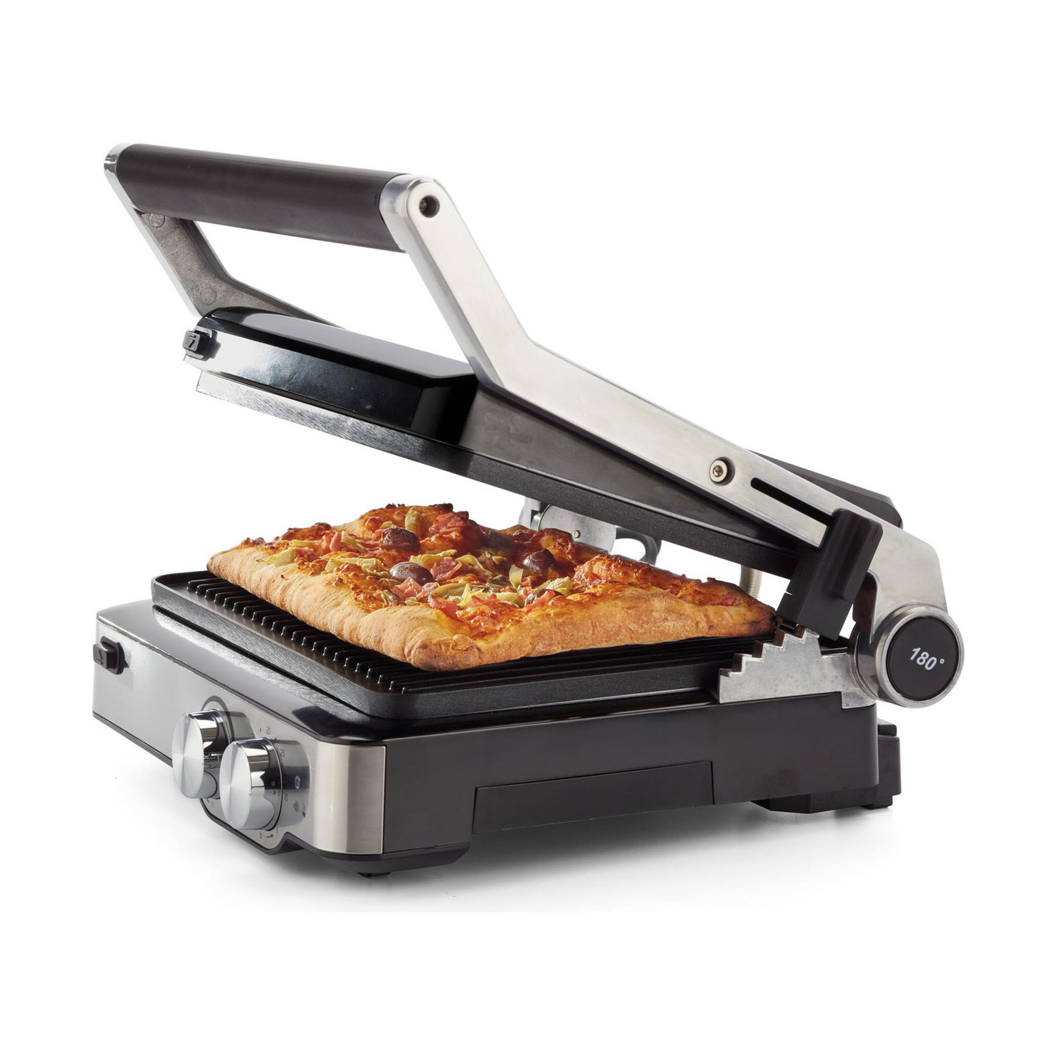 Una griglia di contatto elettrica aperta su fondo bianco cuoce una focaccia con condimenti.