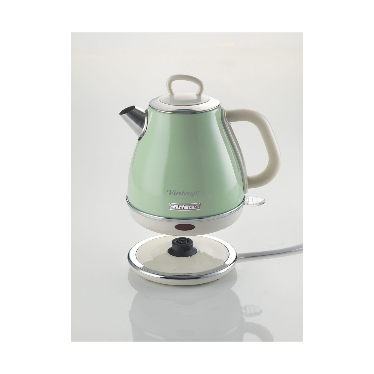 Un bollitore vintage verde mint di Ariete su base beige con sfondo bianco.