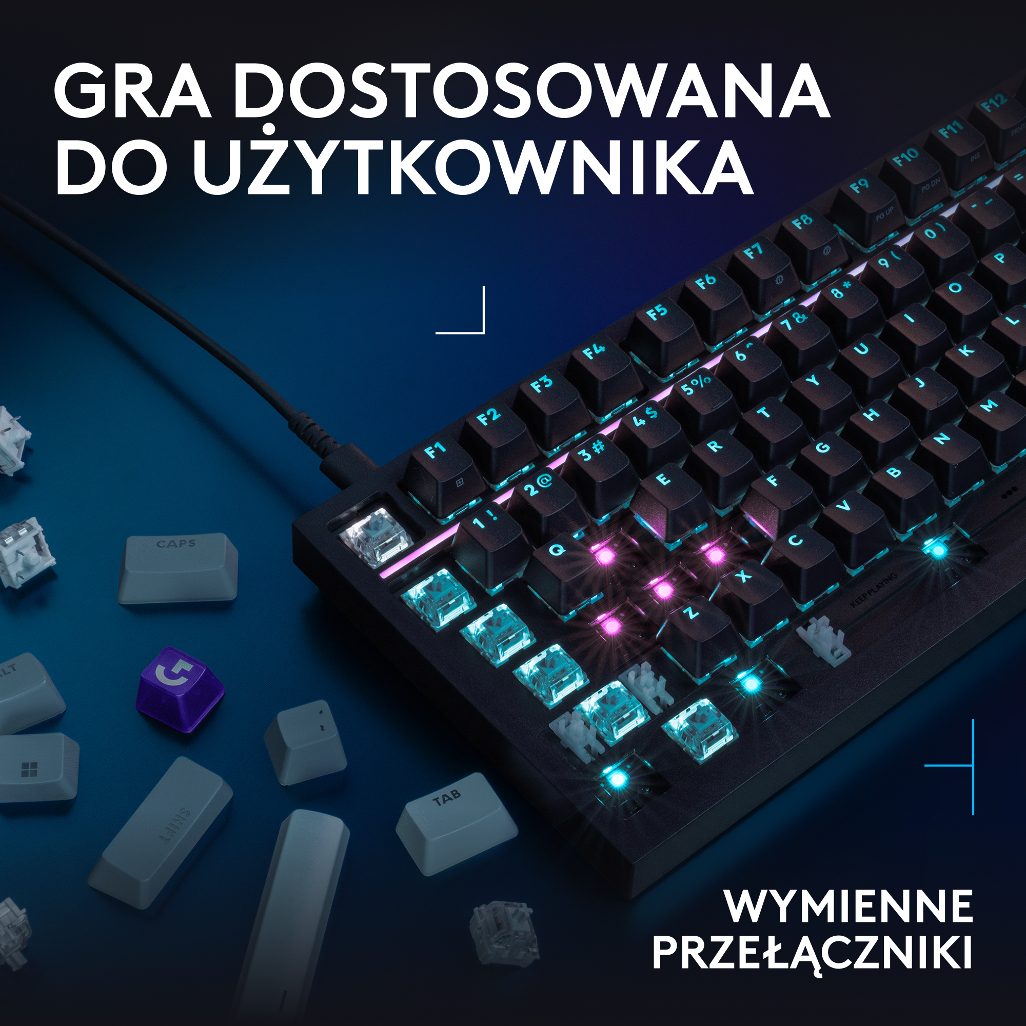 Czarna klawiatura mechaniczna z podświetlanymi przełącznikami i luźnymi nakładkami na niebieskim tle.