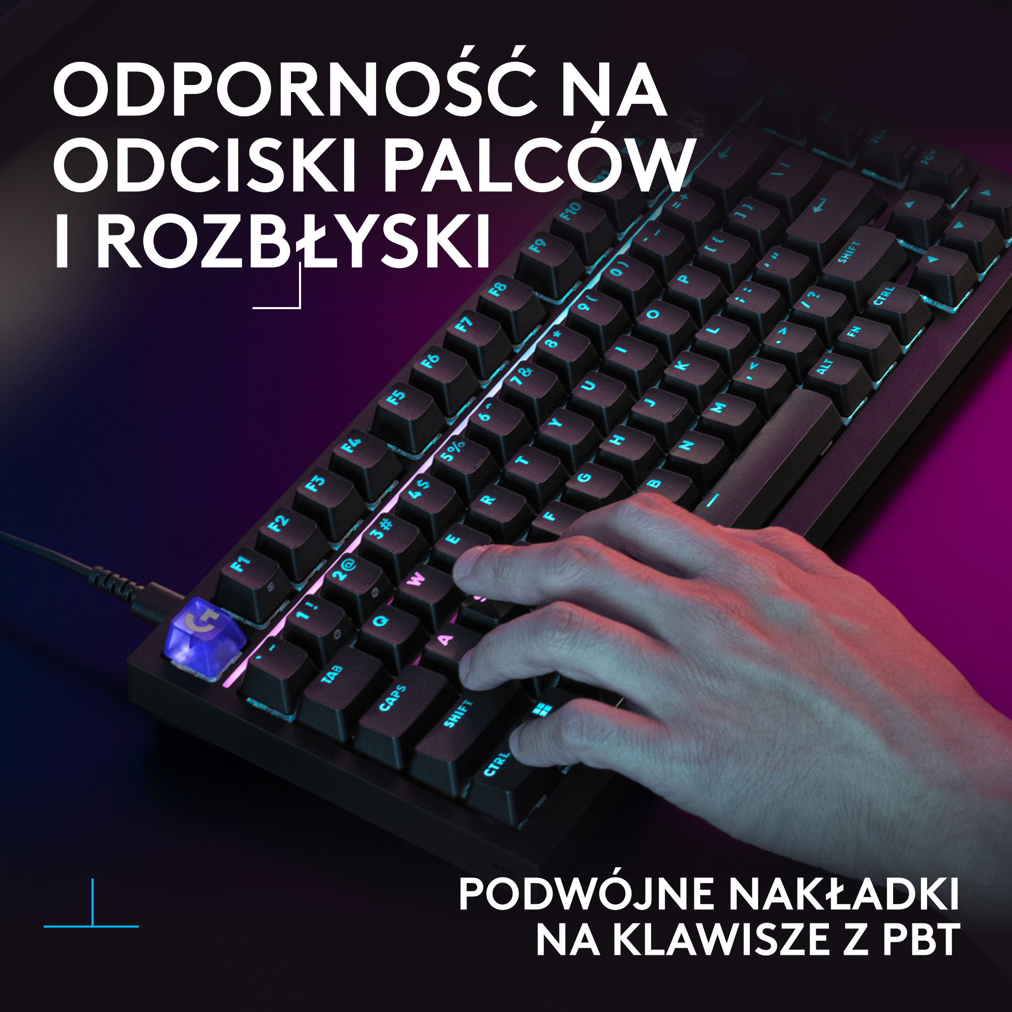 Dłoń pisząca na czarnej klawiaturze mechanicznej z niebieskim podświetleniem LED.