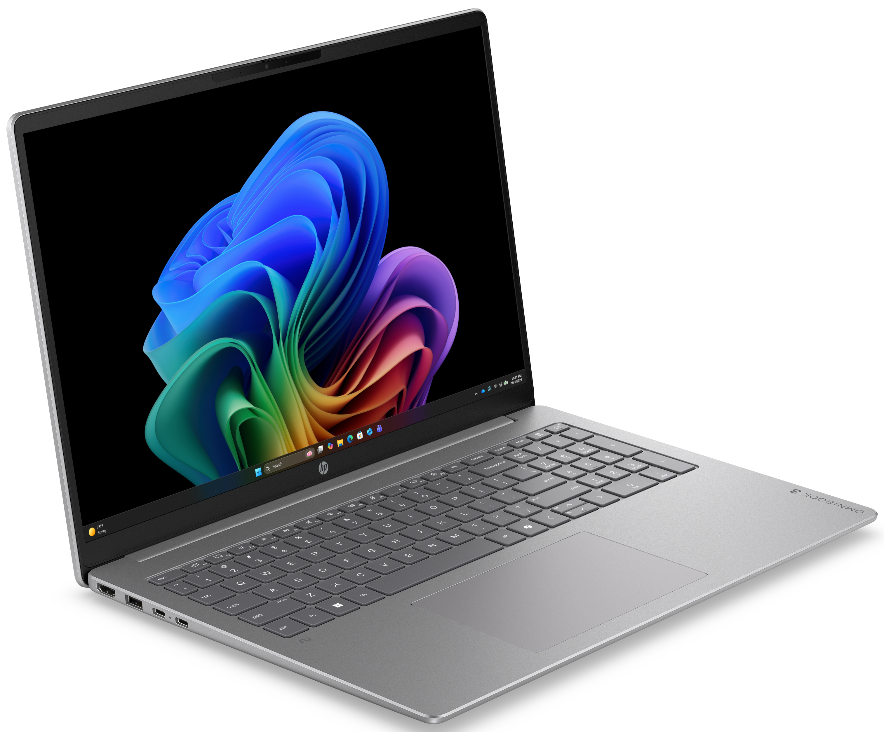Egy ferde, ezüstszínű HP laptop színes Windows háttérképpel a képernyőjén, sima fehér háttér előtt.